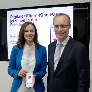 Mehr Informationen zum Thema: Familienministerin Karmasin und Hauptverbandsvorsitzender Biach stellen digitalen Eltern-Kind-Pass vor